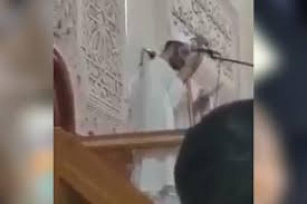 فيديو لخطيب جمعة بوجدة "يفارق الحياة" فوق المنبر عند حديثه عن الموت يثير ضجة كبيرة وهذه حقيقة ما جرى